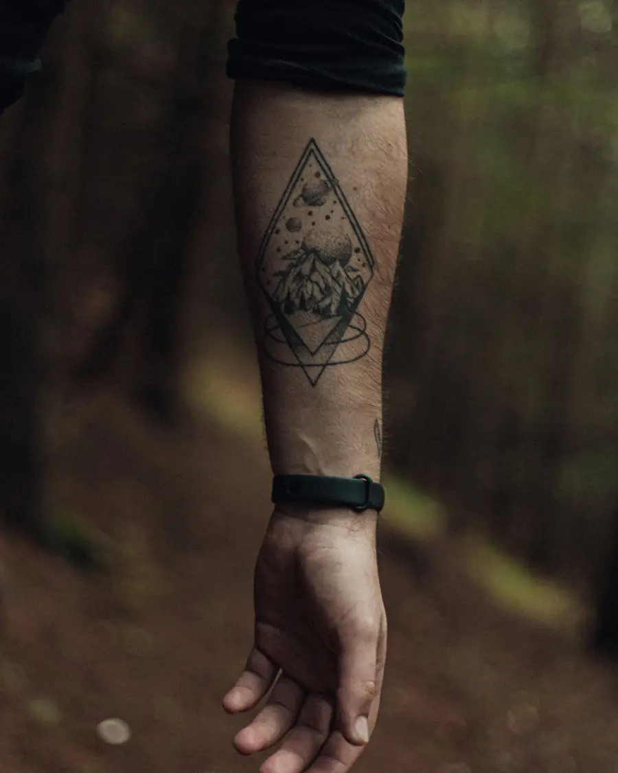 Geometrikus rombusz vonalas tájjal az alkar belső oldalán